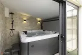 Espace jacuzzi avec douche à l'italienne.