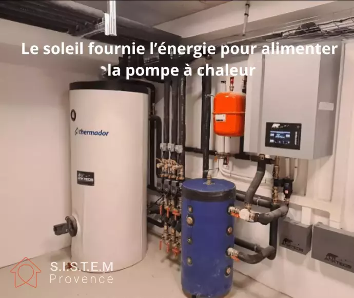 Combiner la production de l'électricité avec le soleil et un plancher chauffant et PAC