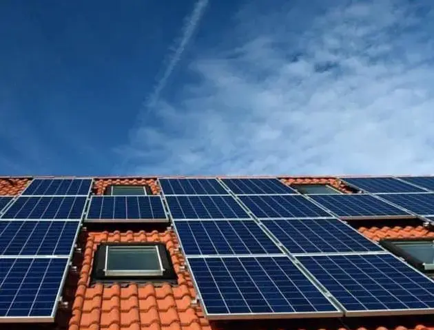 Réalisation d'installation de panneaux solaires photovoltaïques
