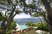 Piscine vue sur la mer. 