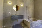 Salle de bain, baignoire, plomberie et robinetterie. 