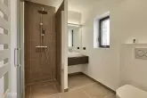 Salle de bain, douche ouverte, évier, WC suspendu, plomberie